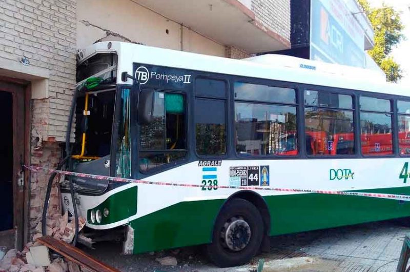 Un colectivo se incrustó en una vivienda en Pompeya