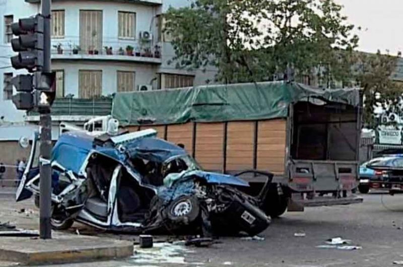 Dos policías murieron al chocar contra un camión Dos policías murieron al chocar contra un camión