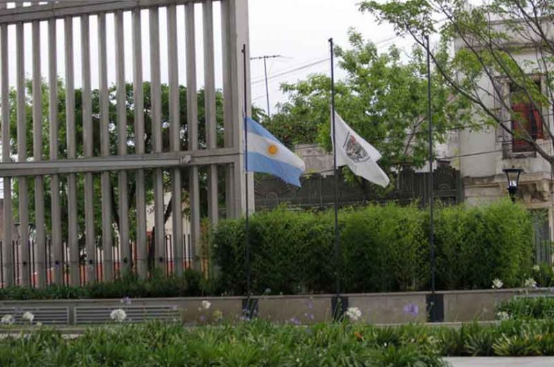 La Ciudad decretó dos días de duelo por el fallecimiento de dos policías La Ciudad decretó dos días de duelo por el fallecimiento de dos policías