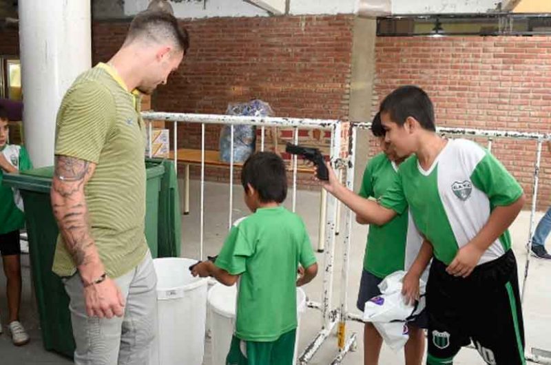 La fundación de Boca cambió armas de juguete por pelotas