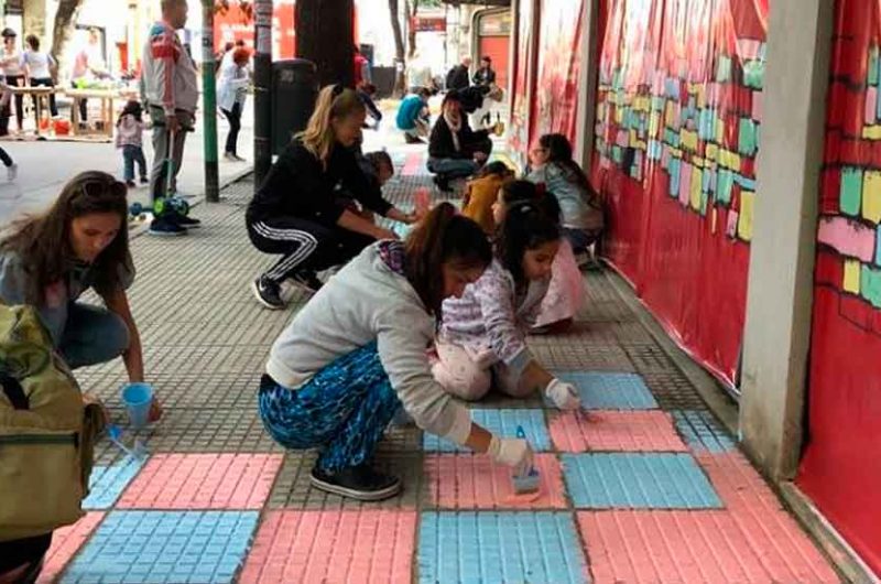 Vecinos de La Boca pintaron sus veredas para homenajear a Quinquela