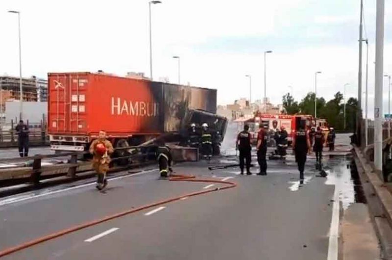 Choque e incendio en la autopista 9 de Julio Sur