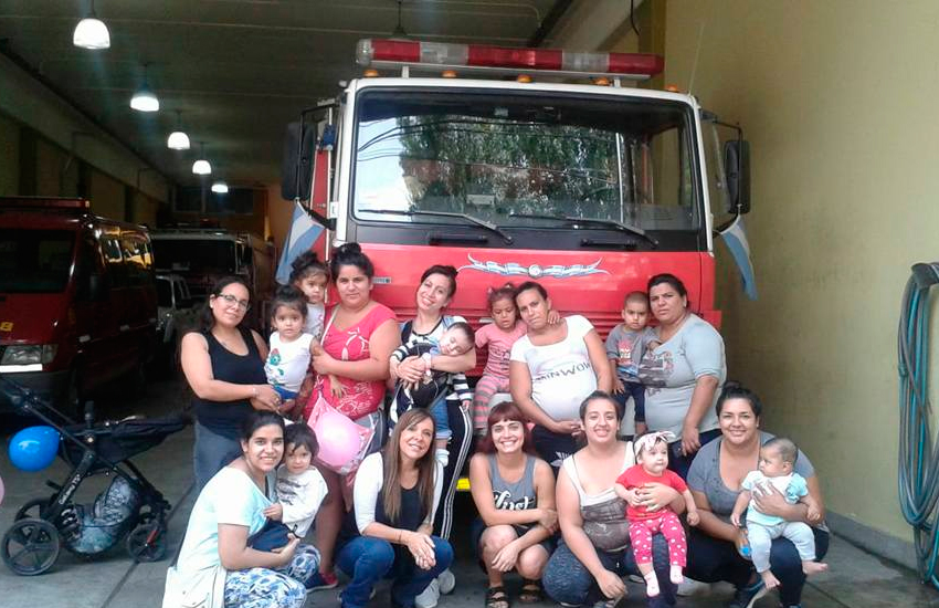 Visita de las mamás de Upa La Boca a los Bomberos