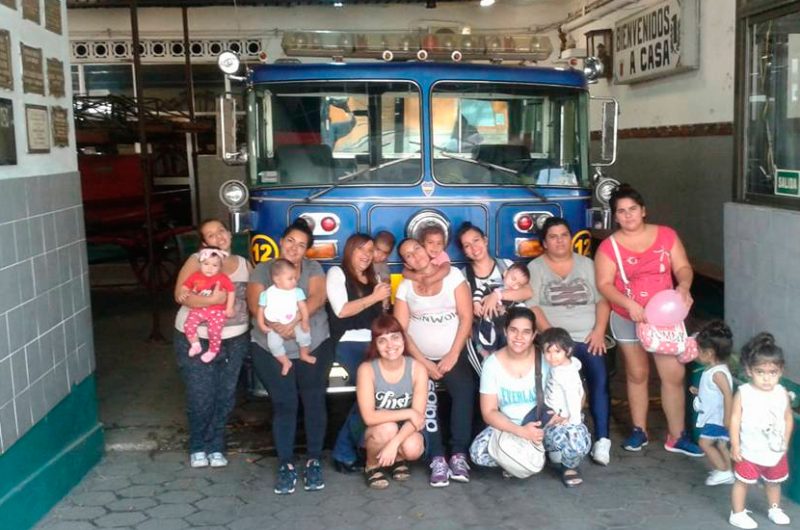 Visita de las mamás de Upa La Boca a los Bomberos