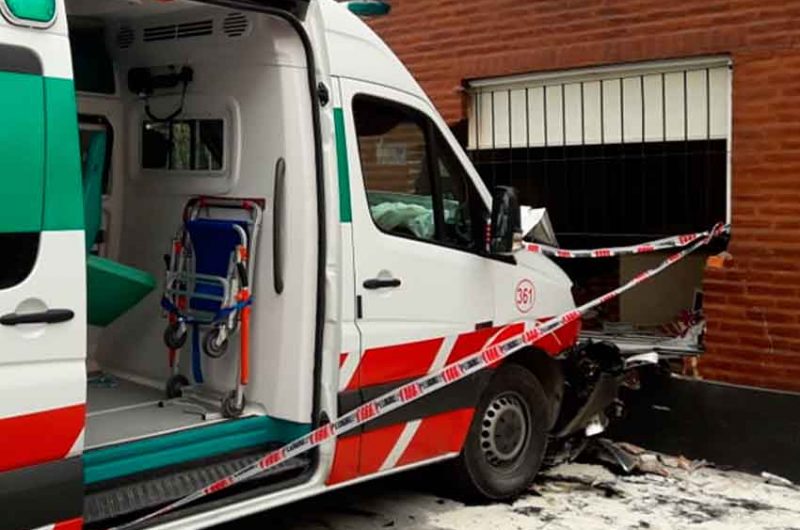 Una ambulancia se incrustó en una vivienda