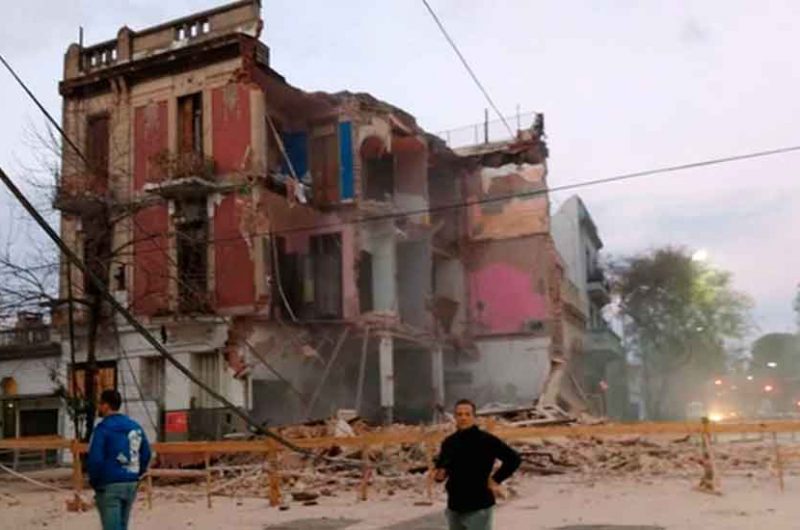 Se derrumbó el edificio de avenida Alberti y Brasil