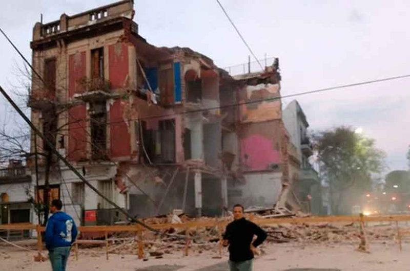 Se derrumbó el edificio de avenida Alberti y Brasil Se derrumbó el edificio de avenida Alberti y Brasil