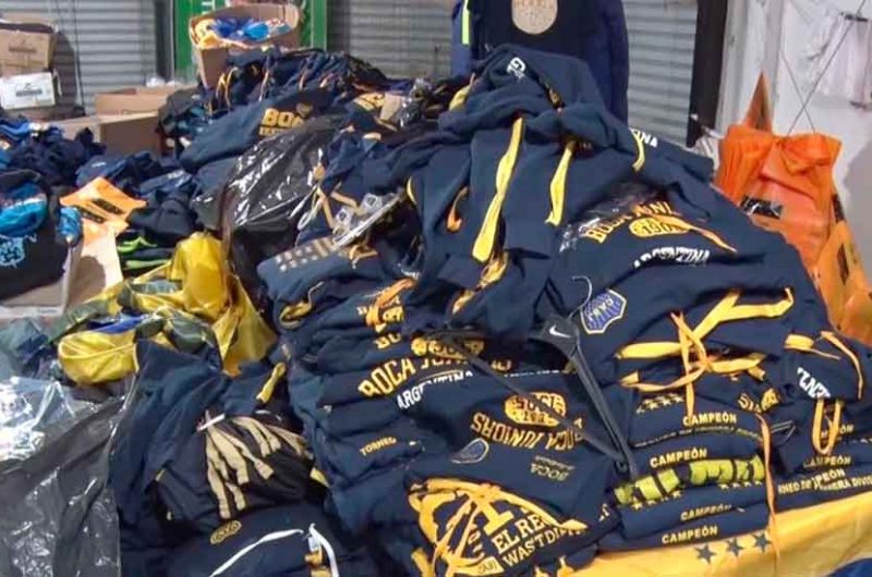 Secuestraron prendas y merchandising trucho de Boca Secuestraron prendas y merchandising trucho de Boca