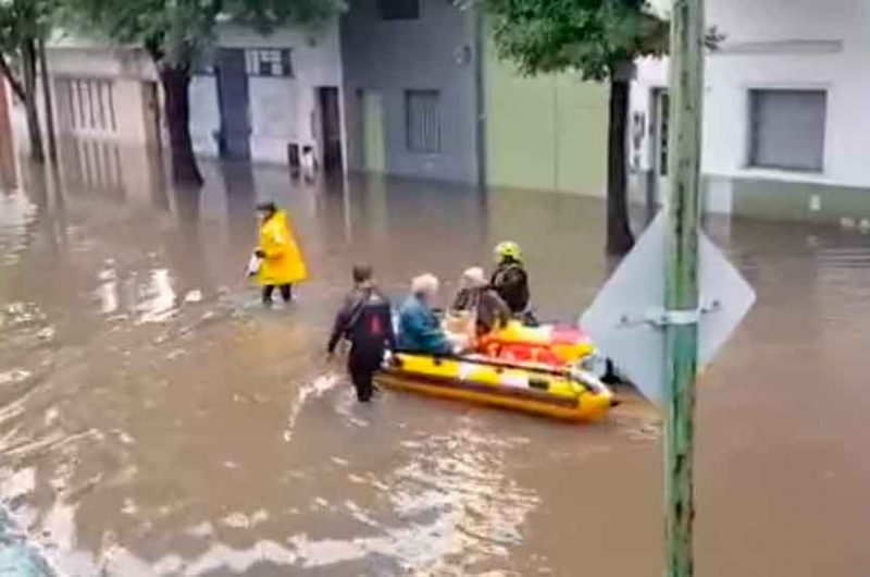 Intensa lluvia provoca anegamientos en Pompeya y Barracas