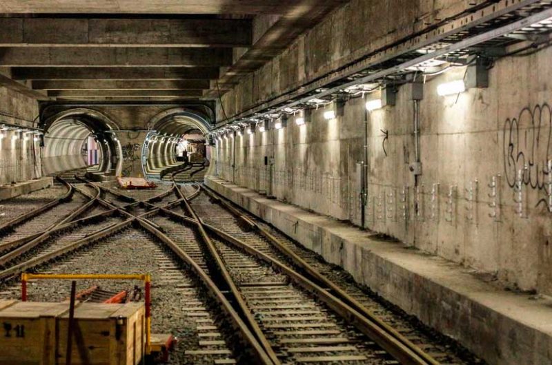 Quieren llevar la línea F a Barracas por el medio de la autopista