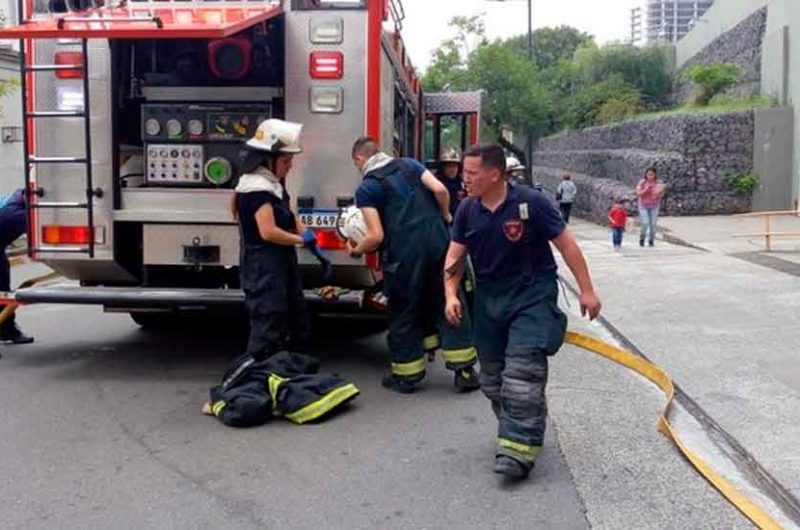 Simulacro de los bomberos en el Hospital Pedro Elizalde