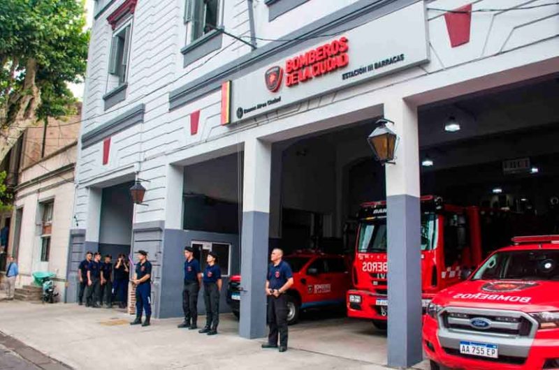 Diego Santilli visitó a los Bomberos de Barracas