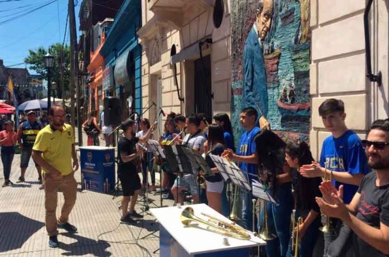 La orquesta de la Fundación Boca Social tocó para los vecinos