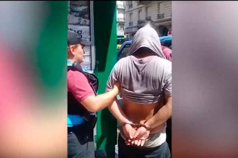 Detuvieron al hombre que golpeó a una mujer en plena calle