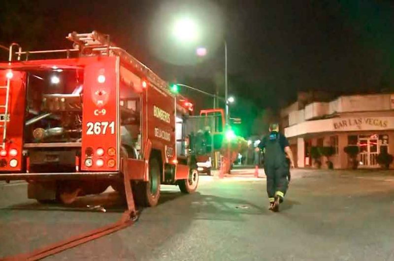 Voraz incendio en un depósito de cartón Voraz incendio en un depósito de cartón