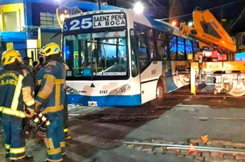 Choque entre un tren y un colectivo de la línea 25