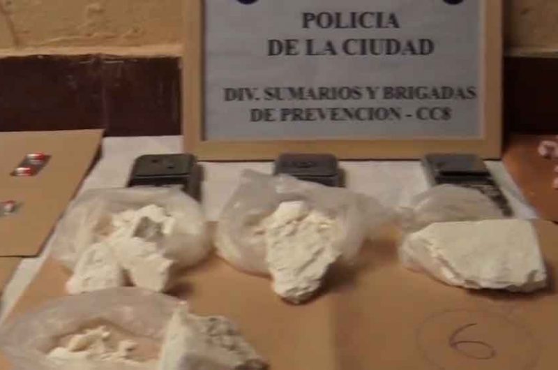 La Policía detuvo a cuatro personas por comercialización de estupefacientes La Policía detuvo a cuatro personas por comercialización de estupefacientes