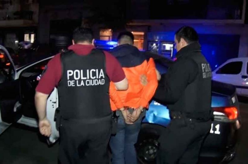 Atrapan a dos arrebatadores de celulares en la zona del Abasto Atrapan a dos arrebatadores de celulares en la zona del Abasto