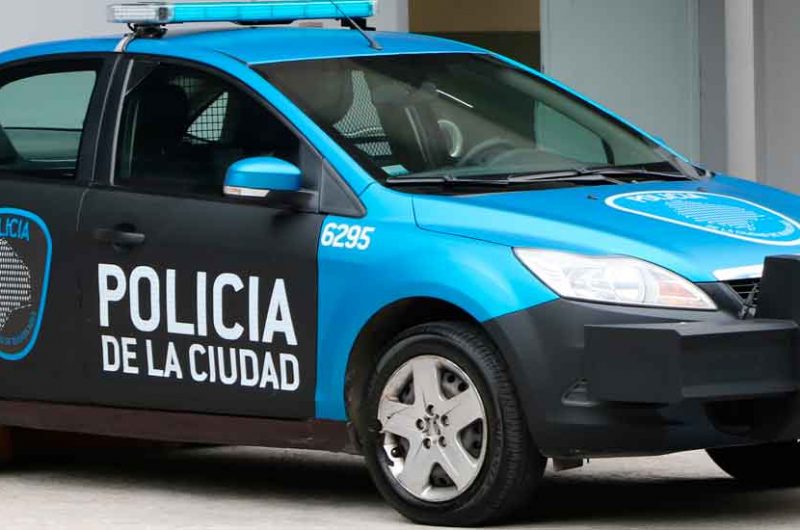 Capturaron a una pareja infraganti robando un taxi