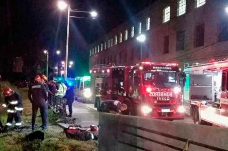 Murió un niño cuando el auto que conducía su padre cayó al Riachuelo Murió un niño cuando el auto que conducía su padre cayó al Riachuelo