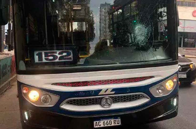 Detuvieron a dos personas por un ataque a un colectivo de la 152 Detuvieron a dos personas por un ataque a un colectivo de la 152