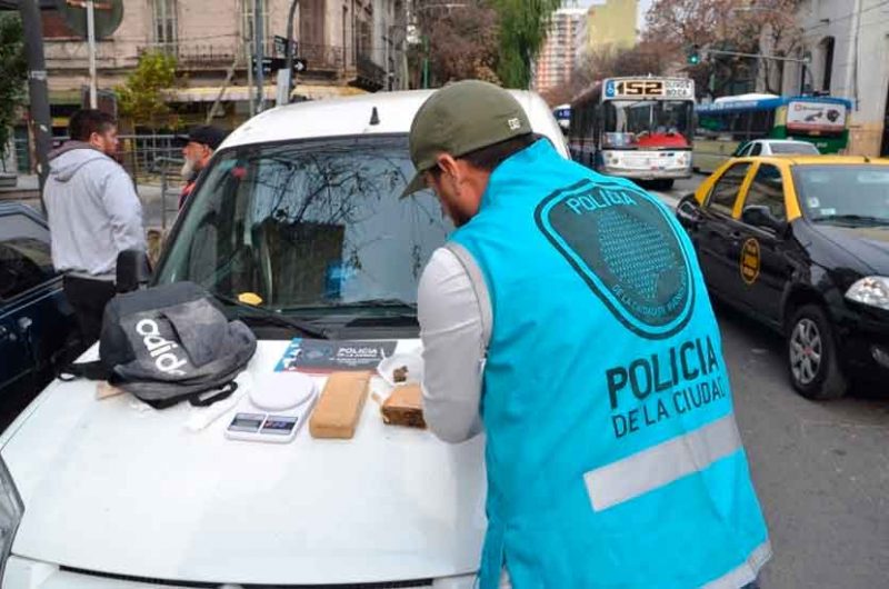 Policía capturó a un «dealer-delivery» con un kilo de marihuana