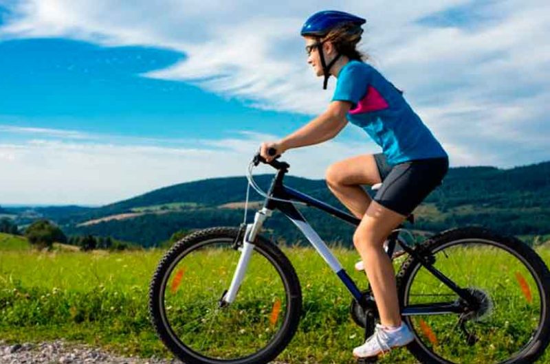 Andar en bicicleta mejora la salud mental y corporal Andar en bicicleta mejora la salud mental y corporal