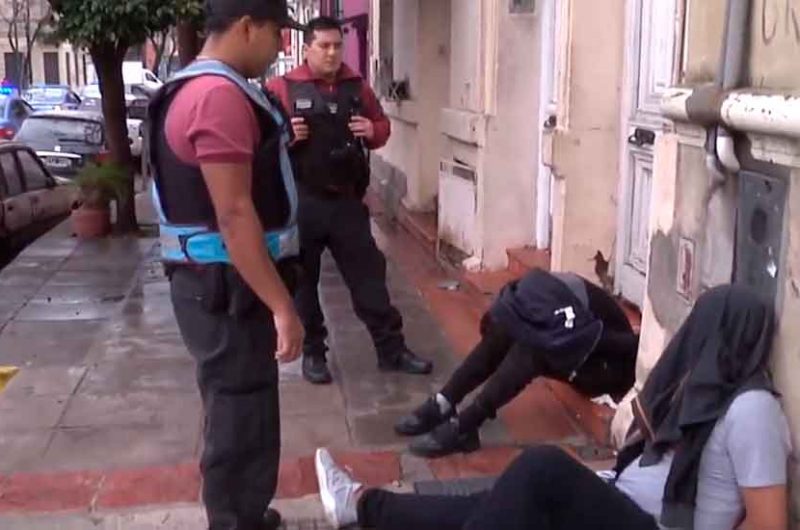 Policía capturó infraganti a dos motochorros en La Boca Policía capturó infraganti a dos motochorros en La Boca