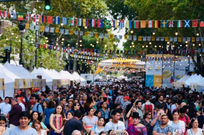 Siete colectividades en BA Celebra en la Avenida de Mayo