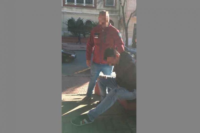 Cayó violador que vendía ropa por internet en el Parque Lezama Cayó violador que vendía ropa por internet en el Parque Lezama