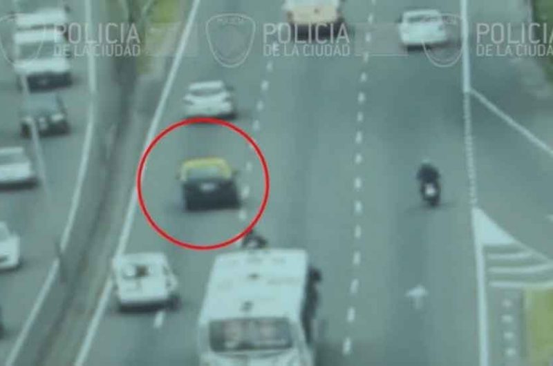 La Policía recuperó un taxi que tenía pedido de secuestro La Policía recuperó un taxi que tenía pedido de secuestro