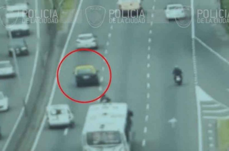 La Policía recuperó un taxi que tenía pedido de secuestro