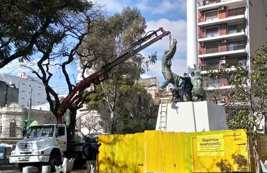 Volvió el monumento al izamiento de la bandera a la plaza colombia