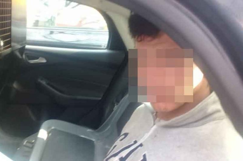 Detienen a un ladrón mientras intentaba forzar la cerradura de un auto Detienen a un ladrón mientras intentaba forzar la cerradura de un auto