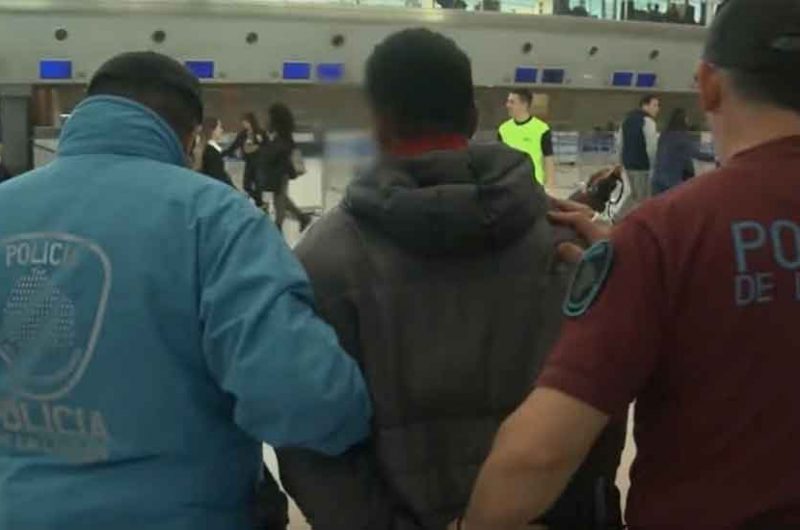 Detuvieron a un prófugo peruano y fue expulsado del país Detuvieron a un prófugo peruano y fue expulsado del país