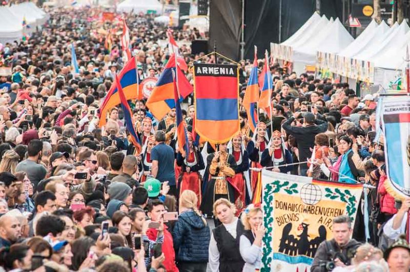 Día del Inmigrante en la Avenida de Mayo