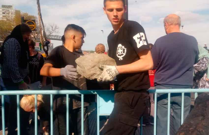 Restitución de piedras de lastre al mástil de la Plaza de los Suspiros