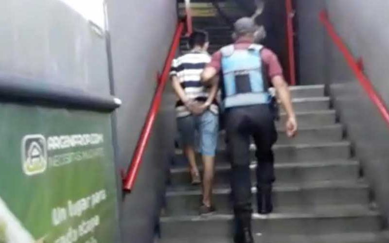 Detienen en el subte a un punguista con cuatro celulares robados