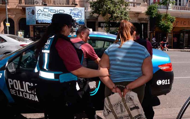 La Policía atrapó a una «punga» en estación de la línea H La Policía atrapó a una «punga» en estación de la línea H