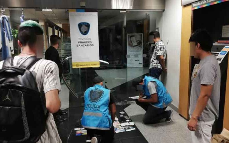 Clonadores de tarjetas detenidos en Microcentro Clonadores de tarjetas detenidos en Microcentro