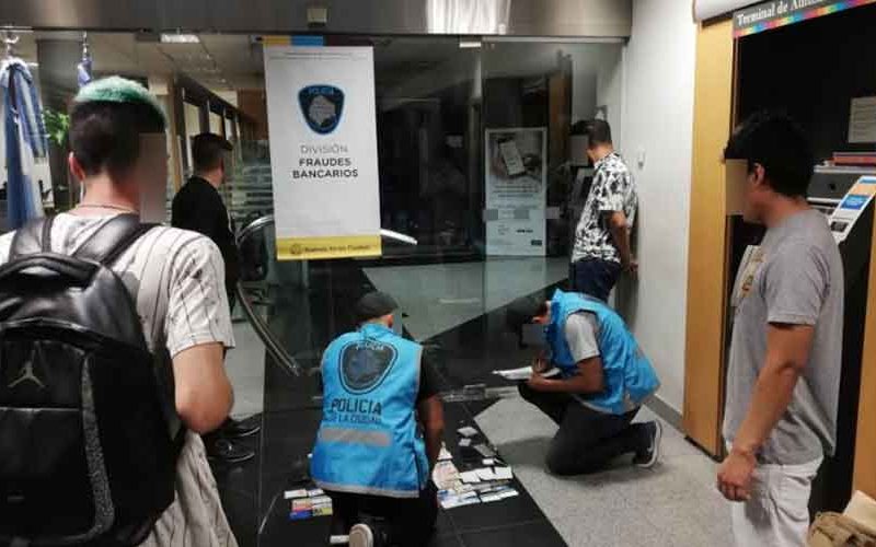 Clonadores de tarjetas detenidos en Microcentro