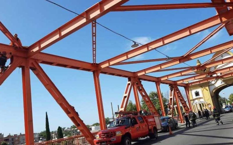 Un hombre intentó suicidarse en el Puente Alsina Un hombre intentó suicidarse en el Puente Alsina