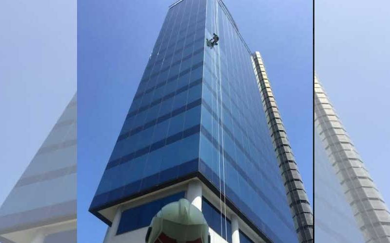 Rescataron a joven que limpiaba vidrios en el sexto piso de un edificio Rescataron a joven que limpiaba vidrios en el sexto piso de un edificio