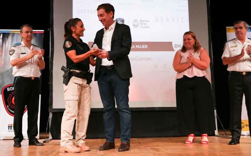 Santilli homenajeó a policías y bomberos de la Ciudad Santilli homenajeó a policías y bomberos de la Ciudad