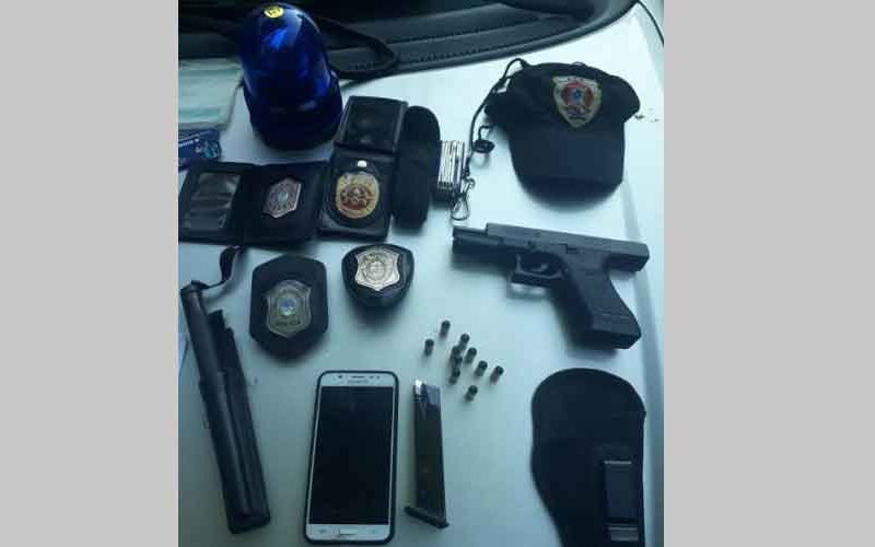 Un detenido armado y con identificaciones falsas de policía Un detenido armado y con identificaciones falsas de policía