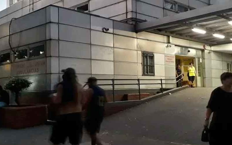 Un grupo de personas ingresó a la fuerza al Argerich para pedir barbijos Un grupo de personas ingresó a la fuerza al Argerich para pedir barbijos