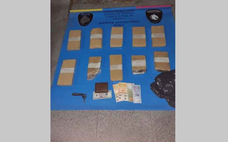 La Policía atrapó a un narco en el Barrio 21-24 La Policía atrapó a un narco en el Barrio 21-24
