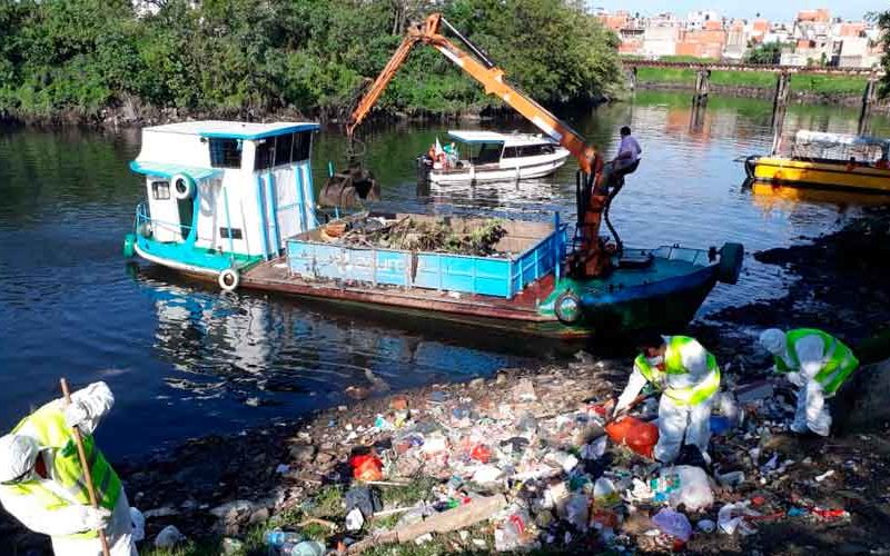 Operativo de limpieza sobre los márgenes del Riachuelo