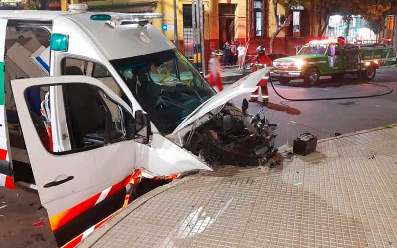 Una ambulancia del SAME chocó en Irala y Olavarría Una ambulancia del SAME chocó en Irala y Olavarría