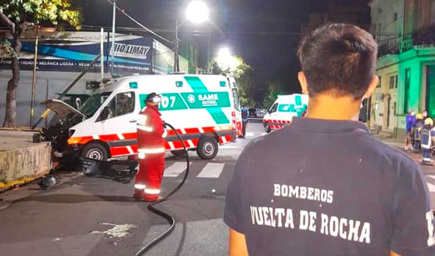 Una ambulancia  del SAME chocó en Irala y Olavarría